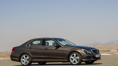 Mercedes Classe E break 2013 - rouge - profil droit