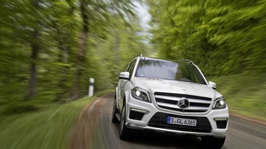 Mercedes GL63 AMG - blanc - face avant dynamique