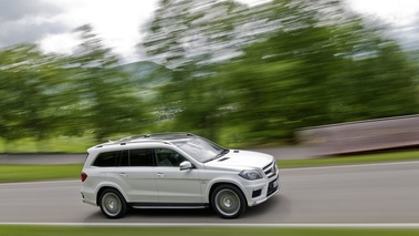 Mercedes GL63 AMG - blanc - profil droit, dynamique