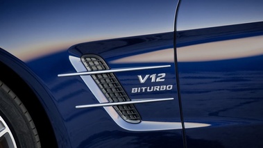 Mercedes SL65 AMG - bleue - détail, logo V12 Biturbo