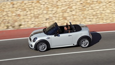 Mini Roadster - blanc bandes noires - 3/4 avant gauche, dynamique