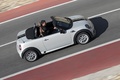 Mini Roadster - blanc bandes noires - profil droit, ouvert, de haut penché