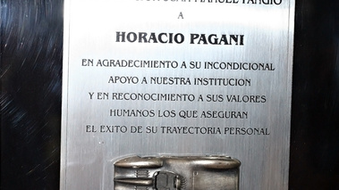 Usine Pagani - hommage de la fondation Fangio debout