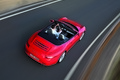 Porsche 991 Cabrio - Rouge - 3/4 arrière droit supérieur, dynamique