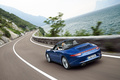 Porsche 991 Carrera 4 Cabriolet bleu 3/4 arrière gauche travelling penché vu de haut