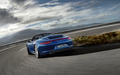 Porsche 991 Carrera 4 Cabriolet bleu 3/4 arrière gauche travelling penché