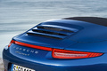 Porsche 991 Carrera 4 Cabriolet bleu logos capot moteur