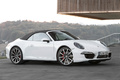 Porsche 991 Carrera 4S Cabriolet blanc 3/4 avant droit capoté
