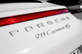 Porsche 991 Carrera 4S Cabriolet blanc logos capot moteur