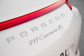 Porsche 991 Carrera 4S Cabriolet blanc logos capot moteur