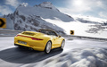 Porsche 991 Carrera 4S Cabriolet jaune 3/4 arrière droit travelling penché