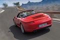 Porsche 991 Carrera S Cabriolet rouge 3/4 arrière gauche travelling penché