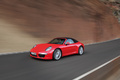 Porsche 991 Carrera S Cabriolet rouge 3/4 avant gauche travelling capoté
