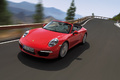 Porsche 991 Carrera S Cabriolet rouge 3/4 avant gauche travelling penché