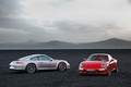 Porsche 991 Carrera S gris 3/4 arrière droit & 991 Carrera rouge 3/4 avant gauche