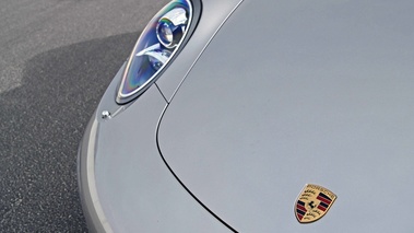 Porsche 991 Carrera S gris logo capot