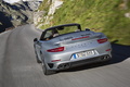 Porsche 991 Turbo Cabrio - gris - 3/4 arrière droit travelling penché