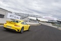 Porsche 991 Turbo S jaune 3/4 arrière droit travelling penché 3