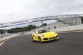 Porsche 991 Turbo S jaune 3/4 avant droit travelling penché 2