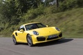 Porsche 991 Turbo S jaune 3/4 avant droit travelling penché