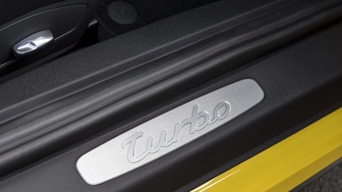 Porsche 991 Turbo S jaune pas de porte