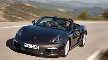 Porsche Boxster - marron - 3/4 avant gauche, dynamique