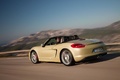 Porsche Boxster S 981 jaune 3/4 arrière gauche travelling penché