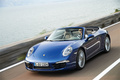 Porsche Carrera 4 Cabrio - bleu - 3/4 avant gauche, dynamique