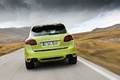 Porsche Cayenne GTS - vert fluo - face arrière, dynamique