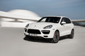 Porsche Cayenne Turbo S blanc 3/4 avant gauche travelling