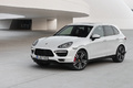 Porsche Cayenne Turbo S blanc 3/4 avant gauche