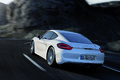 Porsche Cayman 981 blanc 3/4 arrière gauche travelling penché