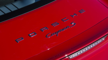 Porsche Cayman S II rouge logos capot moteur
