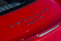 Porsche Cayman S II rouge logos capot moteur