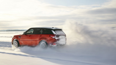 Range Rover Sport 2013 - rouge - 3/4 arrière gauche dynamique, dans la neige