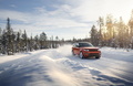 Range Rover Sport 2013 - rouge - 3/4 avant droit dynamique, dans la neige
