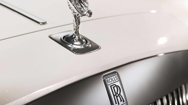 Rolls Royce Ghost Six Senses blanc logos capot
