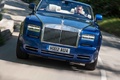 Rolls Royce Phantom Drophead Coupe MkII bleu face avant travelling penché debout