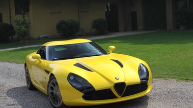 Alfa Romeo TZ3 Stradale jaune 3/4 avant droit
