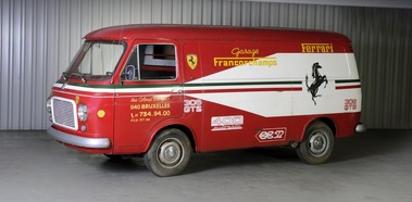 Camionnette Fiat, rouge, garage Francorchamps, 3-4 avg