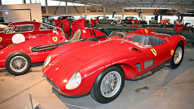 Exposition Ferrari - Panthéon Automobile de Bâle - 250 Testa Rossa rouge 3/4 avant gauche