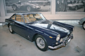 Exposition Ferrari - Panthéon Automobile de Bâle - 330 GT 2+2 bleu 3/4 avant droit