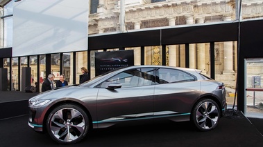 Festival Automobile International de Paris 2017 - Jaguar I-Pace profil