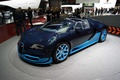 Salon de Genève 2012 - Bugatti Veyron Grand Sport Vitesse carbone bleu 3/4 avant gauche