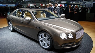 Salon de Genève 2013 - Bentley Fling Spur marron 3/4 avant droit
