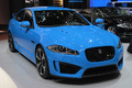 Salon de Genève 2013 - Jaguar XFR-S bleu 3/4 avant droit porte ouverte