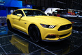 Ford Mustang jaune 3/4 avant droit