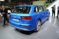 Audi Q7 e-Tron bleu 3/4 arrière droit