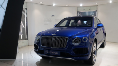 Salon de Genève 2016 - Bentley Bentayga bleu 3/4 avant gauche