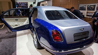 Salon de Genève 2016 - Bentley Mulsanne Grand Limousine bleu/gris 3/4 arrière gauche porte ouverte